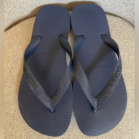 HAVAIANA’S- navy thong flip flops -size 7/8 - Picture 2 of 4